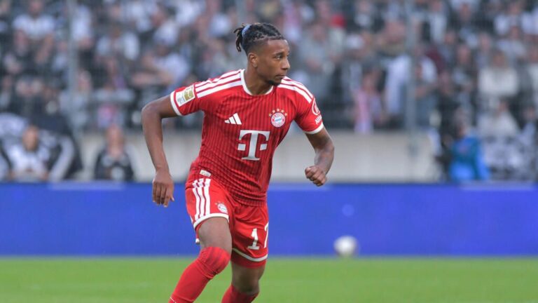 Michael Olise im Trikot des FC Bayern München während eines Fußballspiels