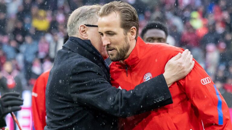 Harry Kane im Trikot des FC Bayern München applaudiert den Fans auf dem Spielfeld