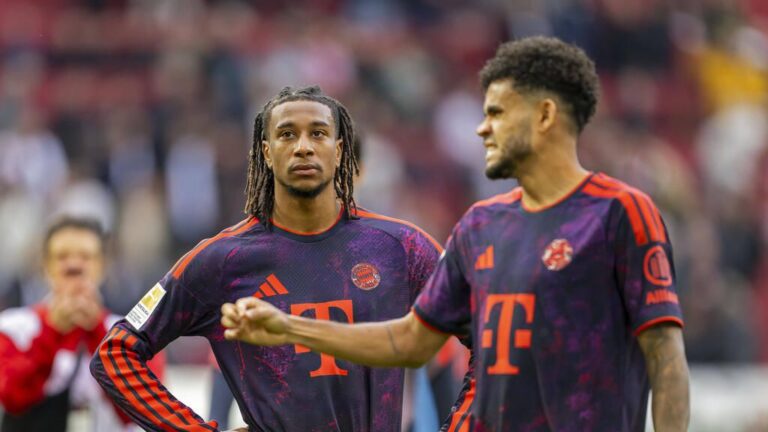 Michael Olise im Trikot des FC Bayern München am Ball auf dem Spielfeld