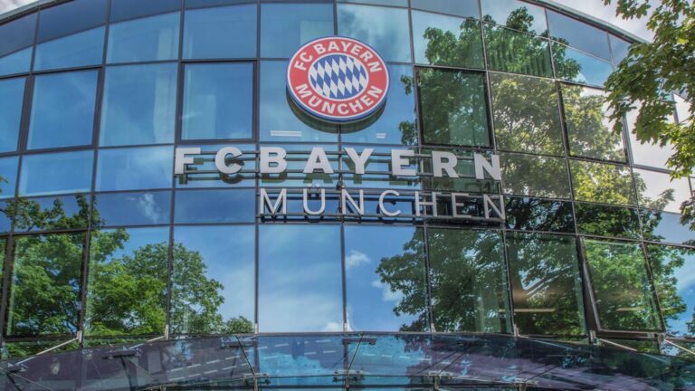 Das Logo des FC Bayern München vor der Geschäftsstelle an der Säbener Straße