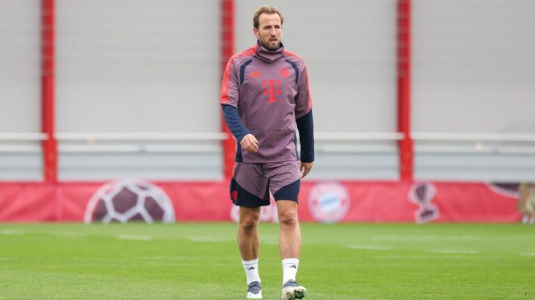 Harry Kane im Trikot des FC Bayern München applaudiert den Fans auf dem Spielfeld.
