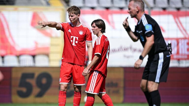 Bogdan Olychenko vom FC Bayern München am Ball auf dem Spielfeld