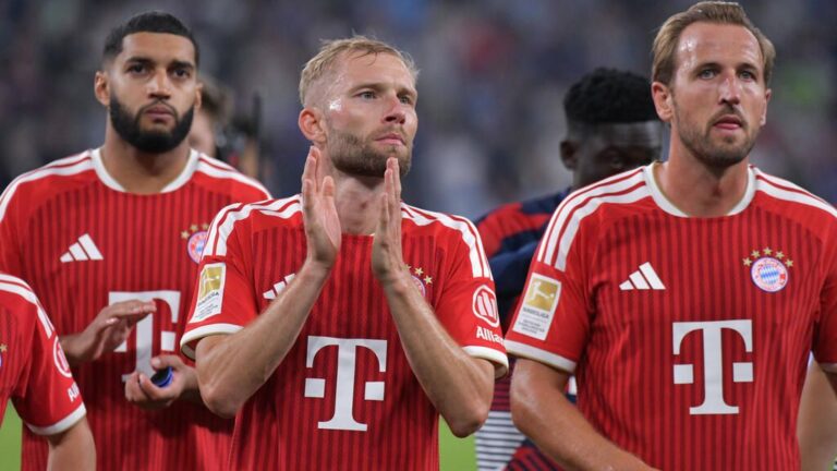 Konrad Laimer im Trikot des FC Bayern München auf dem Spielfeld