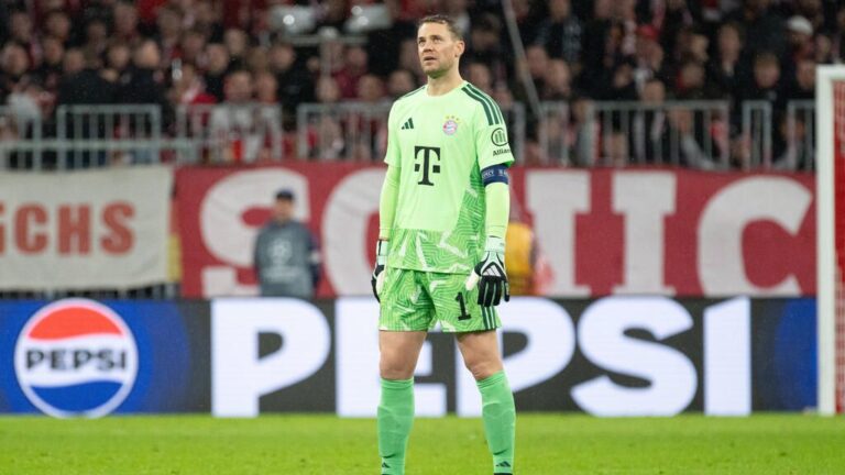 Torhüter Manuel Neuer vom FC Bayern München blickt während eines Spiels konzentriert über den Platz