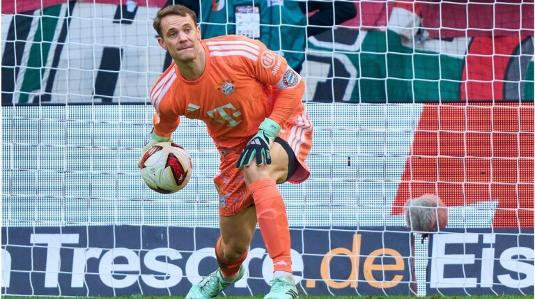 Torwart Manuel Neuer vom FC Bayern München schaut nachdenklich auf dem Spielfeld