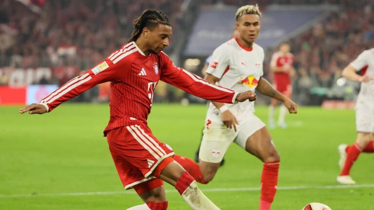 Michael Olise im Trikot des FC Bayern München am Ball