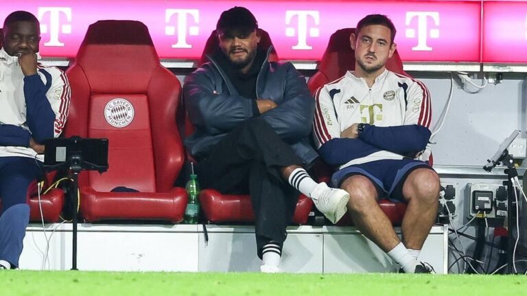 Trainer Vincent Kompany sitzt angeschlagen auf der Bank des FC Bayern München