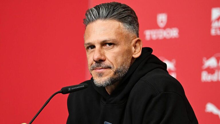 Martin Demichelis gestikuliert als Trainer von RB Leipzig an der Seitenlinie