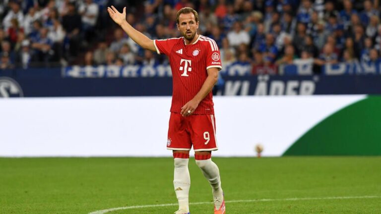 Harry Kane im Trikot des FC Bayern München blickt konzentriert auf dem Spielfeld.