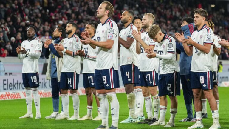 Max Eberl vom FC Bayern München blickt fokussiert auf das Spielfeld im Stadion