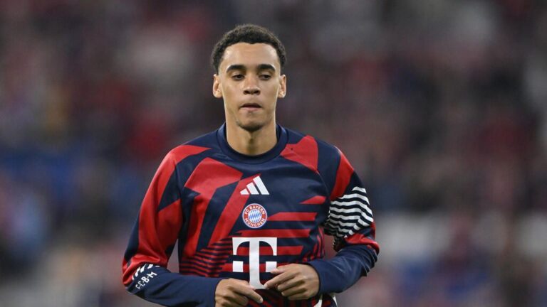 Jamal Musiala vom FC Bayern München im Trainingsanzug auf dem Rasen