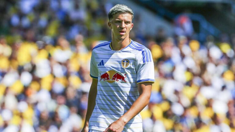 Tarik Muharemovic im Trikot von Leeds United auf dem Spielfeld