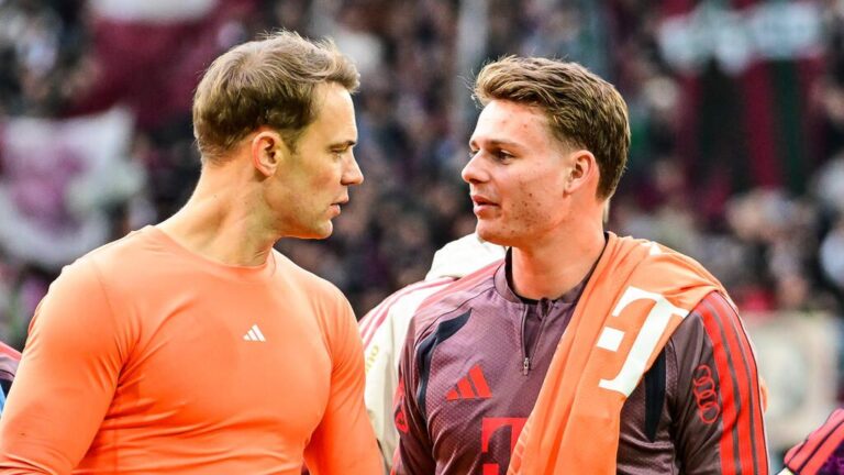 Torhüter Manuel Neuer vom FC Bayern München blickt konzentriert während eines Bundesligaspiels.