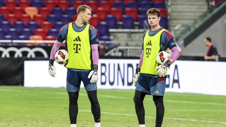 Jonas Urbig im Torwarttrikot des FC Bayern München