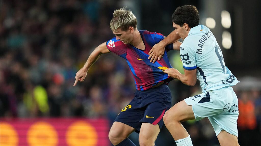 Dani Olmo im Trikot des FC Barcelona auf dem Spielfeld