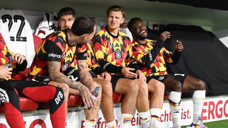 Abwehrspieler Finn Jeltsch vom VfB Stuttgart am Ball auf dem Spielfeld