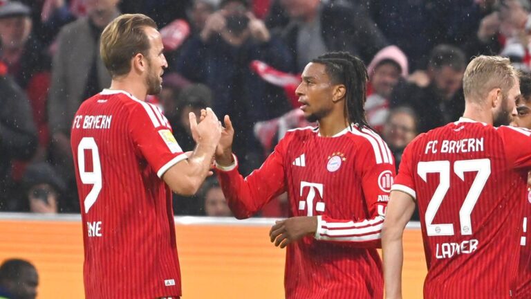 Harry Kane und Michael Olise im Trikot des FC Bayern München