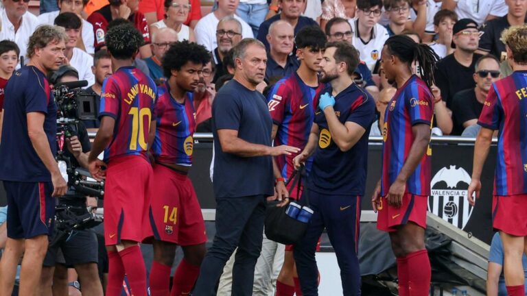 Jules Kounde im Trikot des FC Barcelona auf dem Spielfeld