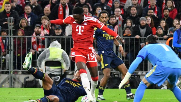Alphonso Davies im Trikot des FC Bayern München am Ball