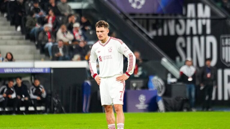 Florian Wirtz im Trikot des FC Liverpool schaut nachdenklich auf dem Spielfeld