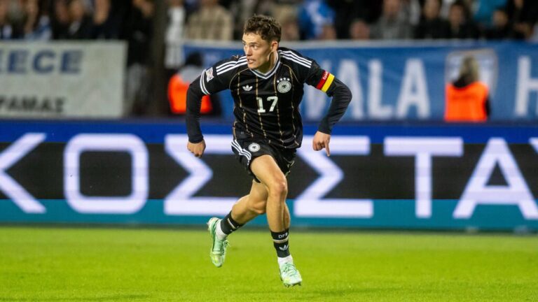 Florian Wirtz im Trikot des FC Liverpool auf dem Rasen
