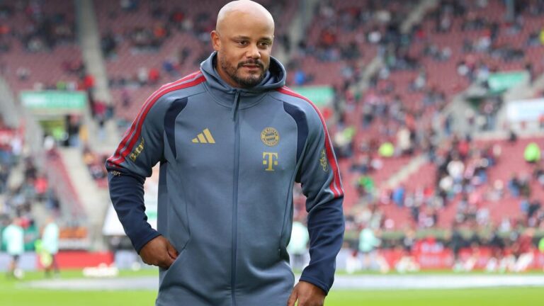 Vincent Kompany gestikuliert am Spielfeldrand im Trainingsanzug des FC Bayern München