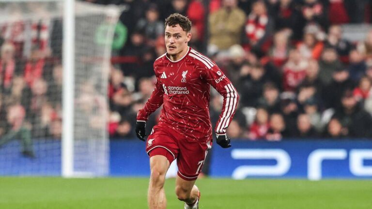Florian Wirtz im Trikot des FC Liverpool schaut konzentriert über das Spielfeld.