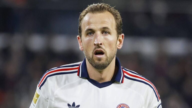 Harry Kane im Trikot des FC Bayern München blickt konzentriert auf das Spielfeld
