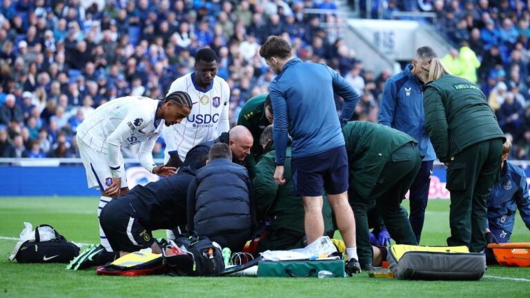 Chelseas Torhüter Emiliano Martínez wird nach einem Zusammenprall in Everton behandelt