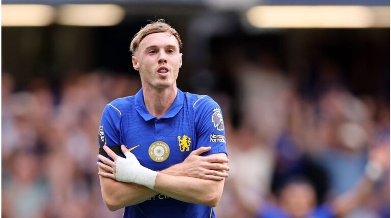 Cole Palmer im Trikot des FC Chelsea jubelt nach einem Tor in der Premier League