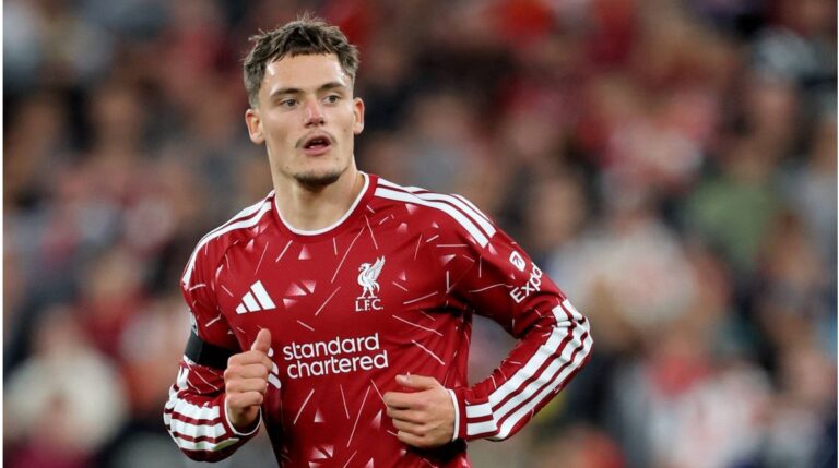 Florian Wirtz im Trikot des FC Liverpool fasst sich nach einem Zweikampf an den Knöchel