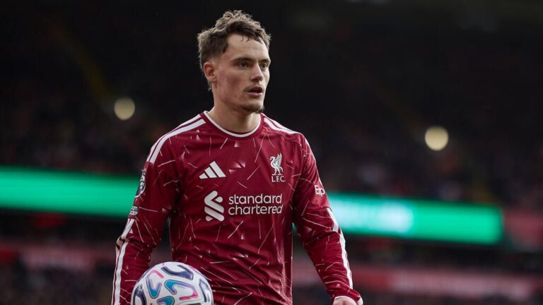 Florian Wirtz im Trikot des FC Liverpool auf dem Spielfeld