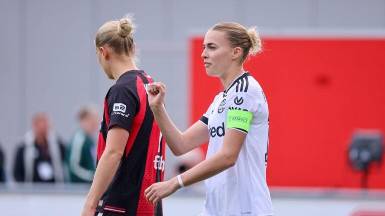 Laura Freigang im Trikot von Eintracht Frankfurt beim Torjubel auf dem Rasen