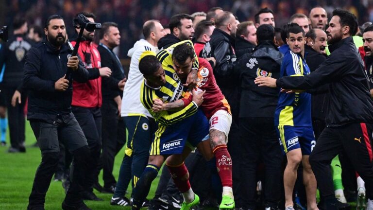 Spieler von Galatasaray und Fenerbahce geraten auf dem Rasen in eine hitzige Auseinandersetzung.