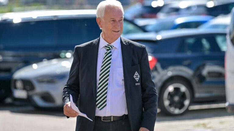 Gladbach-Präsident Rainer Bonhof schaut nachdenklich beim Training von Borussia Mönchengladbach