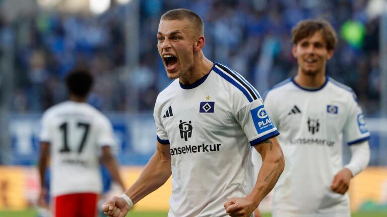 Miro Muheim vom Hamburger SV bejubelt seinen späten Siegtreffer gegen den VfB Stuttgart