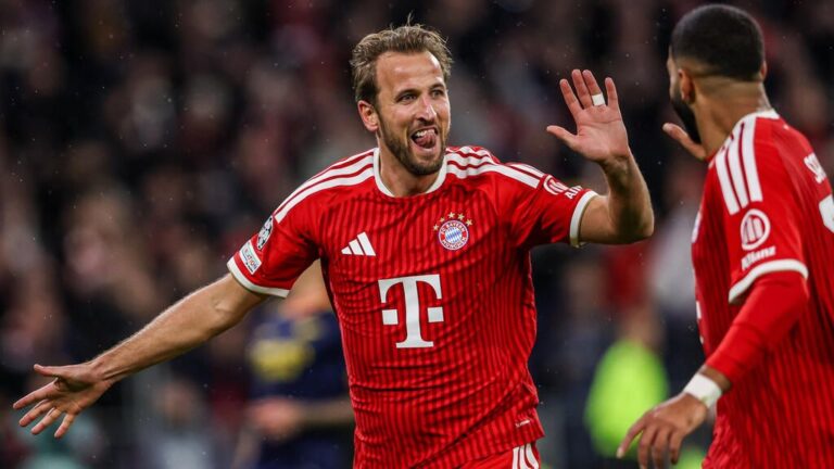 Harry Kane bejubelt ein Tor im Trikot des FC Bayern München.