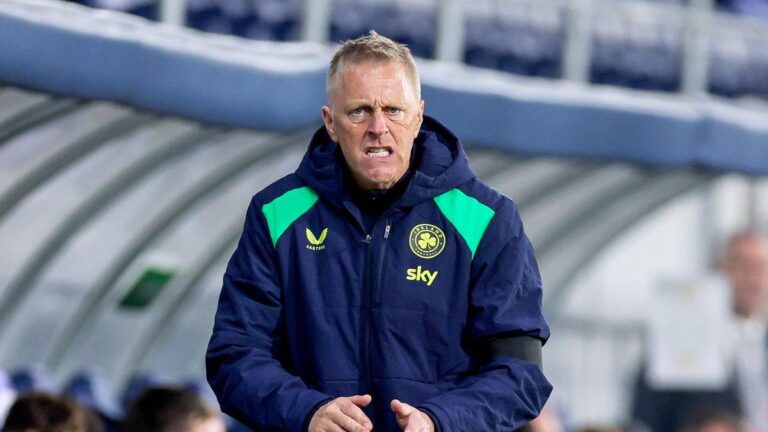 Irlands Nationaltrainer Heimir Hallgrimsson blickt ernst und nachdenklich an der Seitenlinie.
