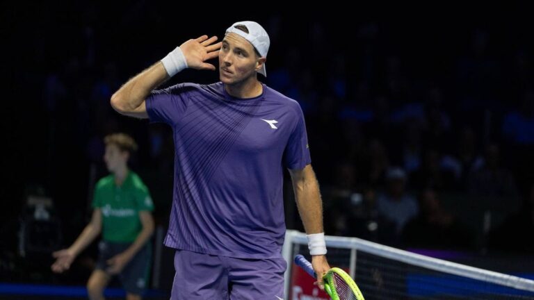 Jan-Lennard Struff jubelt nach seinem ersten Sieg gegen Novak Djokovic beim ATP-Turnier in Basel.