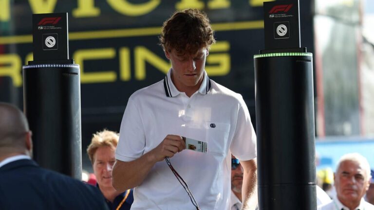 Jannik Sinner blickt enttäuscht auf dem Tennisplatz