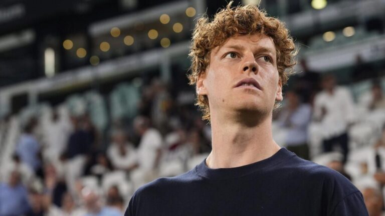 Jannik Sinner schaut nachdenklich auf dem Tennisplatz