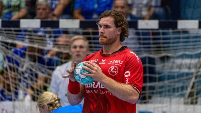 Johannes Golla im Trikot der deutschen Handball-Nationalmannschaft auf dem Spielfeld.