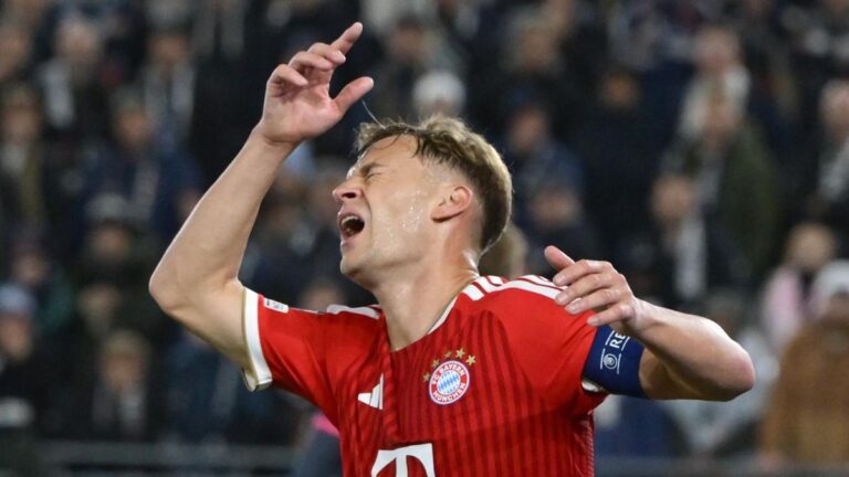 Joshua Kimmich steht im Trikot des FC Bayern München enttäuscht auf dem Platz