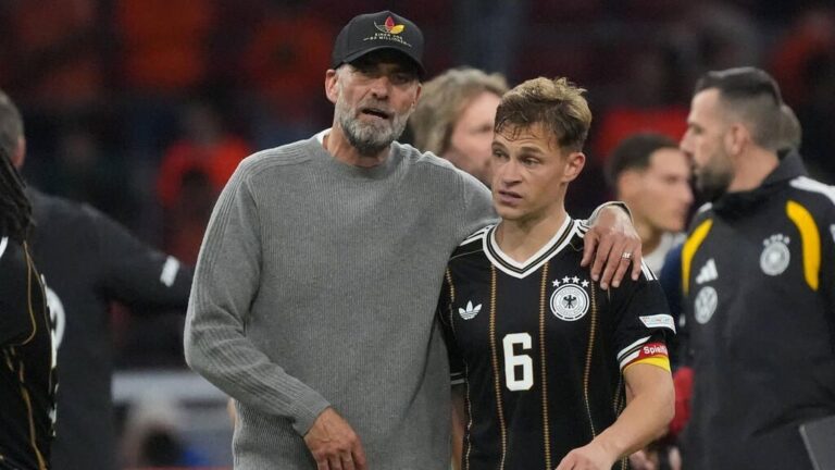 Bundestrainer Jürgen Klopp gestikuliert am Spielfeldrand im Gespräch mit DFB-Kapitän Joshua Kimmich.