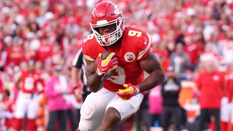 Patrick Mahomes feiert den Sieg der Kansas City Chiefs auf dem Spielfeld.