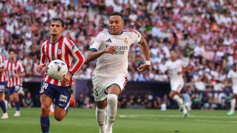 Kylian Mbappé im Trikot von Real Madrid schaut nachdenklich auf das Spielfeld.