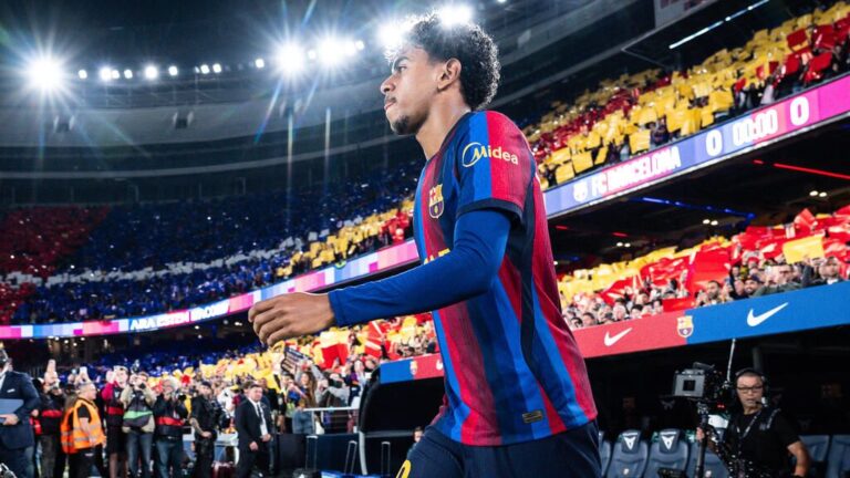 Lamine Yamal vom FC Barcelona mit der Auszeichnung als bester Jungprofi bei der Ballon d'Or-Gala in London