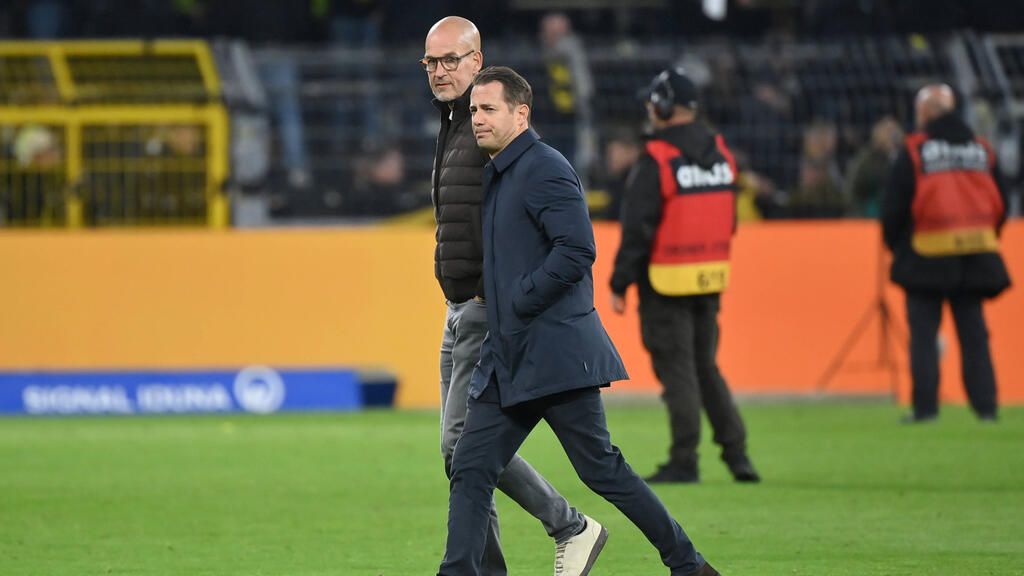 BVB-Geschäftsführer Lars Ricken gestikuliert nachdenklich am Spielfeldrand