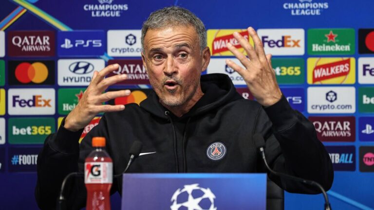 PSG-Trainer Luis Enrique blickt nachdenklich auf einer Pressekonferenz vor einem Champions-League-Spiel.