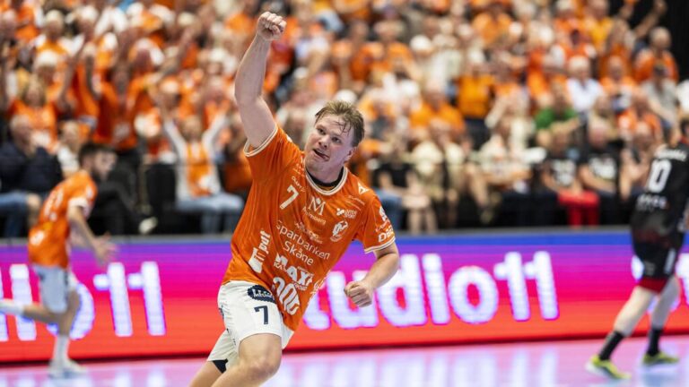 Handballspieler Johannes Golla im Trikot der MT Melsungen blickt nachdenklich auf das Spielfeld